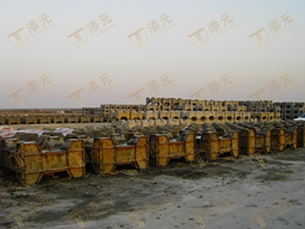 2T重四脚空心块预制浇筑.jpg 2T重四脚空心块预制浇筑.jpg