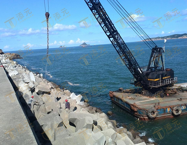 浮吊船从平板船上吊装块体.jpg 浮吊船从平板船上吊装块体.jpg