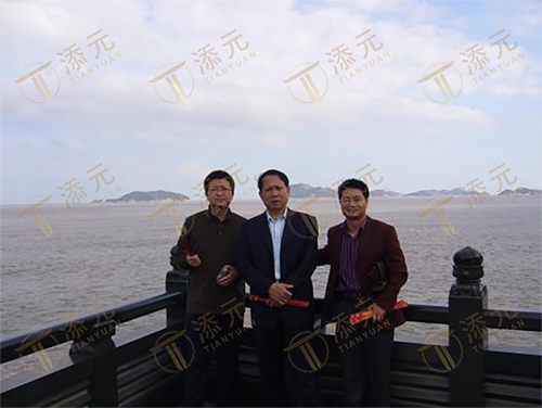 公司董事长付俊雄（中）、总经理助理刘松林（左）、项目负责.png