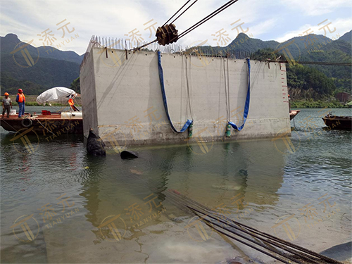 沉箱下水.jpg 沉箱下水.jpg