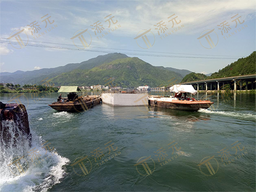 沉箱浮运.jpg 沉箱浮运.jpg
