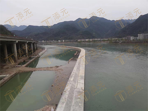 沉箱隔流墙成型.jpg 沉箱隔流墙成型.jpg